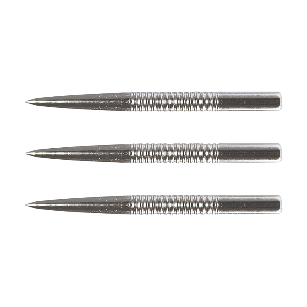 8371Silver_Winmau_Ringed_Silver_Effect_Steeldart_Spitzen_32mm_1 Das Bild zeigt drei silberne Winmau Steeldart-Spitzen mit Rillenmuster, jeweils 32 mm lang. Die Spitzen sind nebeneinander aufgereiht und haben ein glänzendes, metallisches Aussehen.