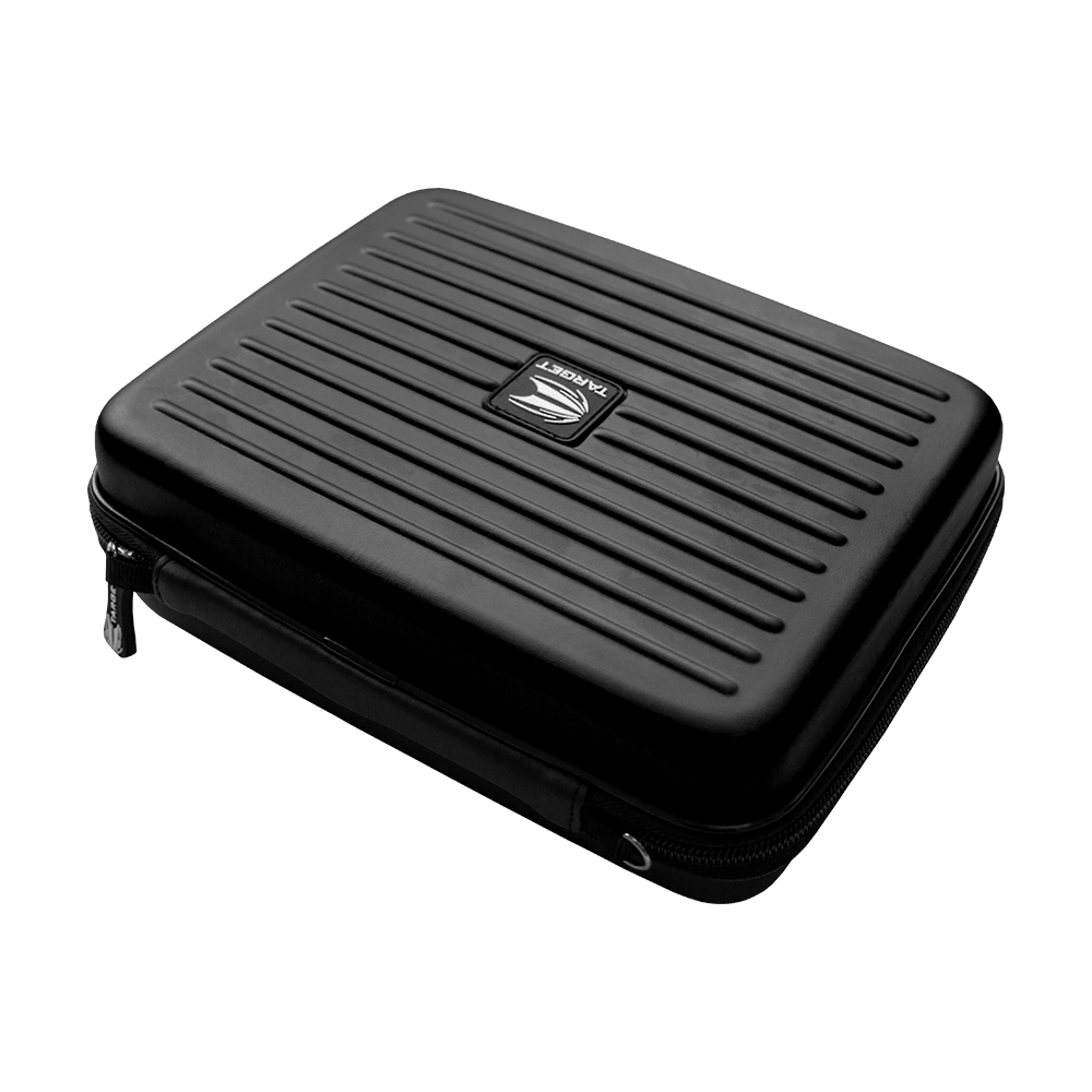 125860_Target_Takoma_Home_Dartwallet_Schwarz_2 Das Bild zeigt ein schwarzes Dart-Etui mit Reißverschluss namens "Target Takoma Home Dartwallet". Es hat ein geriffeltes Design und ein Logo in der Mitte.