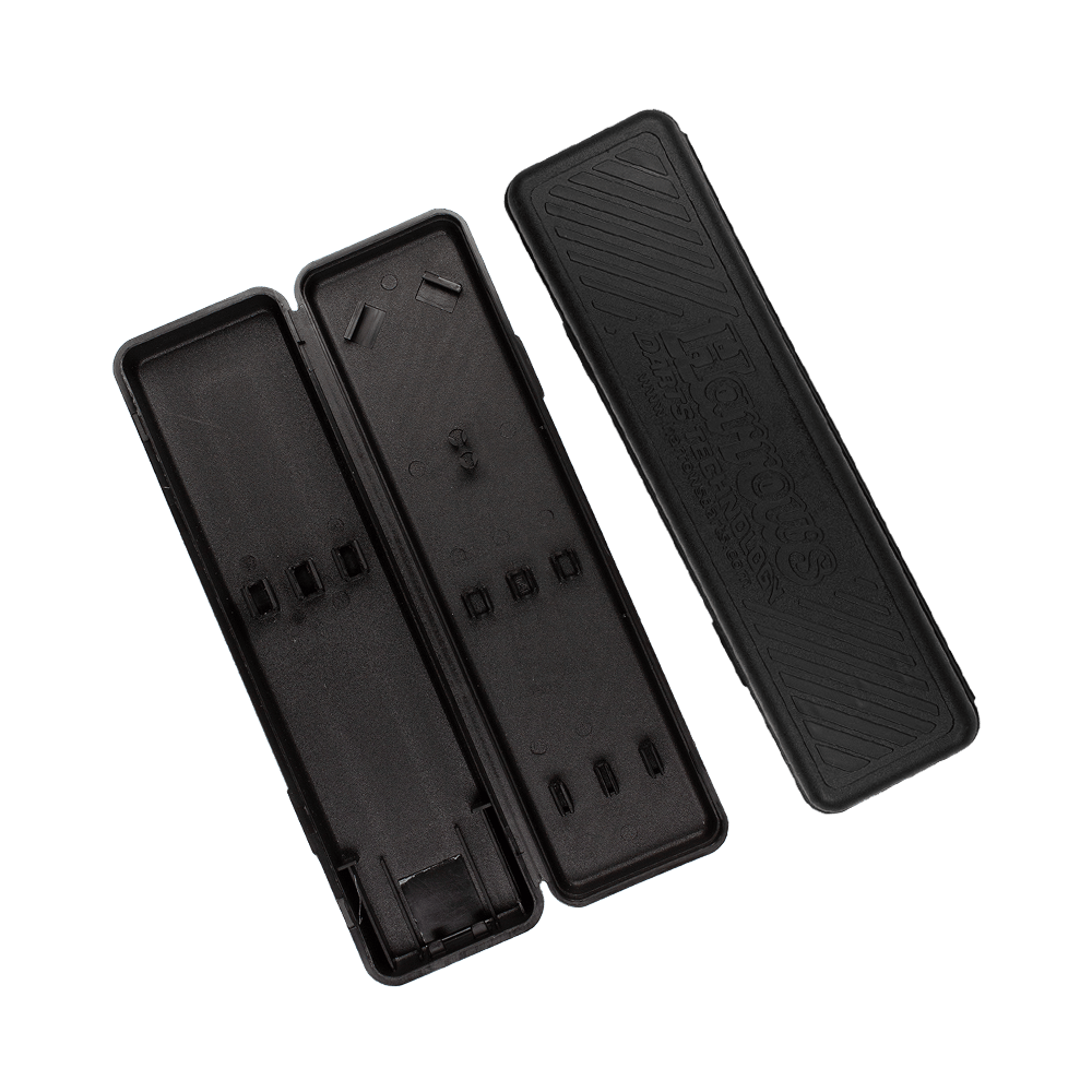 Plastikbox-HarrowsL3xgnwNut4gKC Auf dem Bild ist ein geöffnetes, schwarzes Kunststoffetui zu sehen. Es dient zur Aufbewahrung der Harrows Supergrip 90% Tungsten Steeldarts.