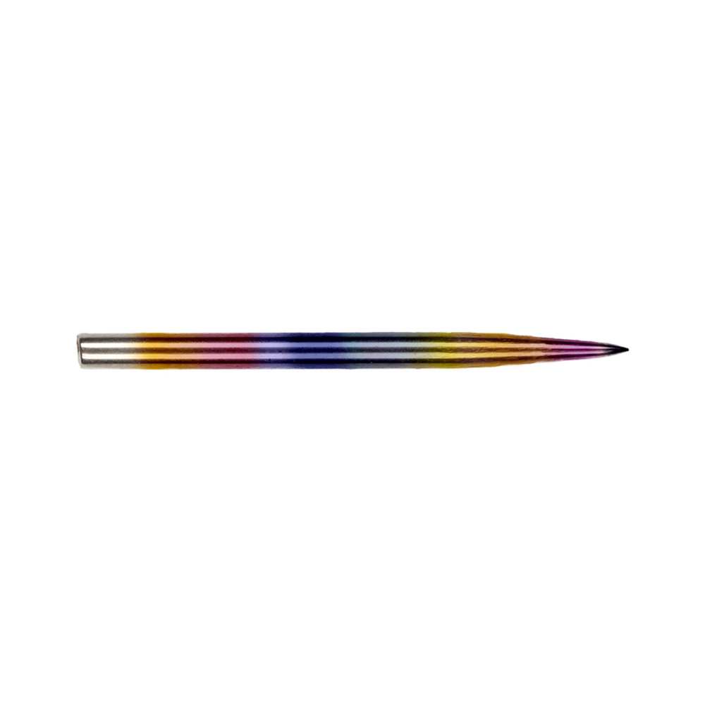 BU57614_BullsNL_Rainbow_Steeldartspitzen_35mm_2 Das Bild zeigt eine bunte, metallische Dartspitze. Die Spitze hat einen Regenbogenfarbverlauf und ist schlank und spitz zulaufend.