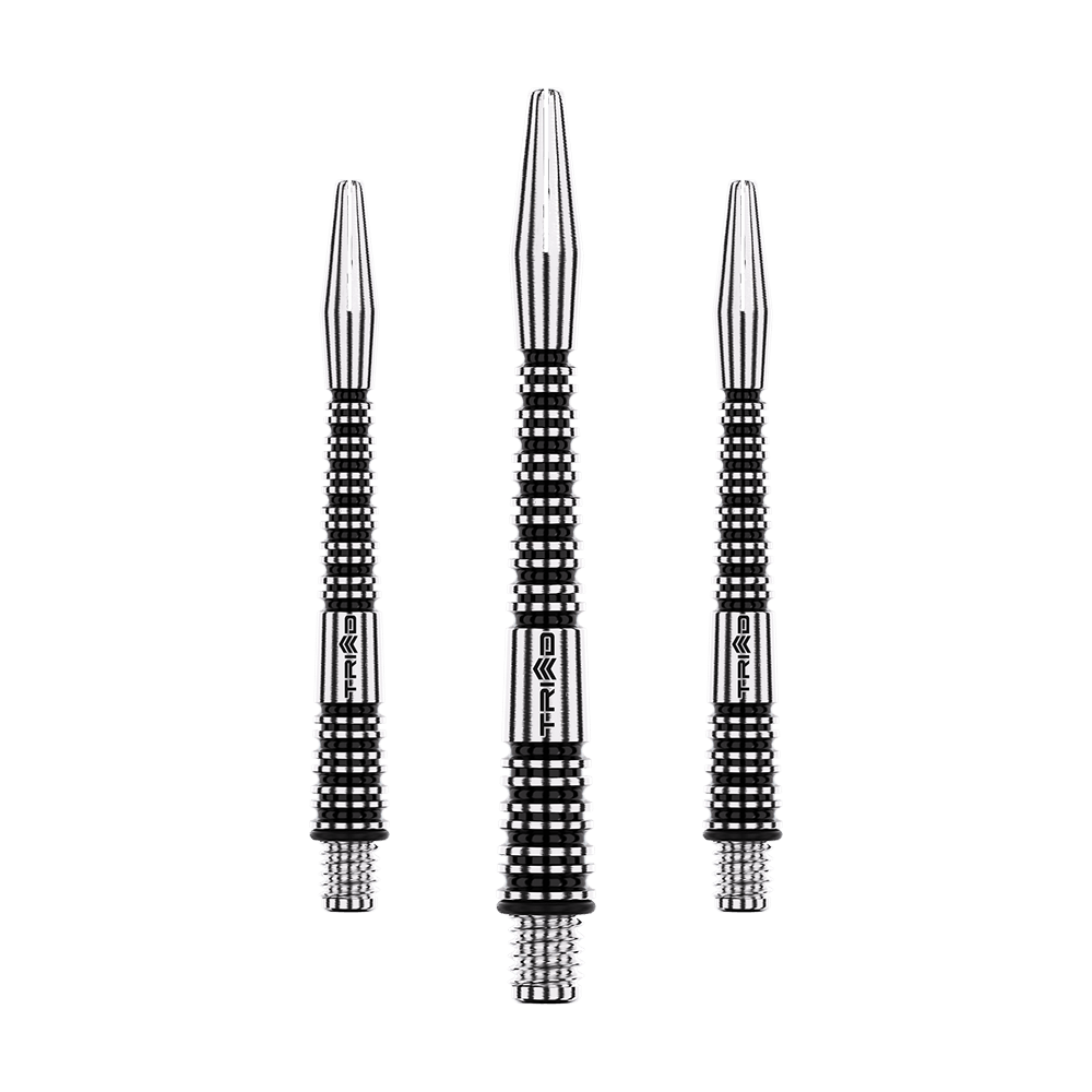 Winmau Triad RX Aluminium Shafts - Schwarz Das Bild zeigt drei schwarze Aluminium-Dartschäfte der Marke Winmau. Die Schäfte haben ein gerilltes Design und sind in unterschiedlichen Längen angeordnet.