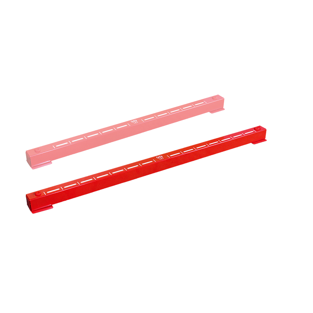 67832_Bulls_Oky_System_Teppich_mit_Metall_Oche_O80_4 Das Bild zeigt zwei rote Metallleisten mit Markierungen, die Teil des Bulls Oky System SETs sind. Sie dienen als Abwurflinie (Oche) für das Dartspiel und werden auf den Boden gelegt.