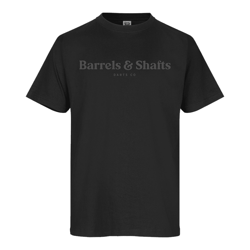 Barrels and Shafts T-Shirt - Black Das Bild zeigt ein schwarzes T-Shirt mit dem Aufdruck "Barrels & Shafts" auf der Vorderseite. Unter dem Schriftzug steht in kleinerer Schrift "DARTS CO".