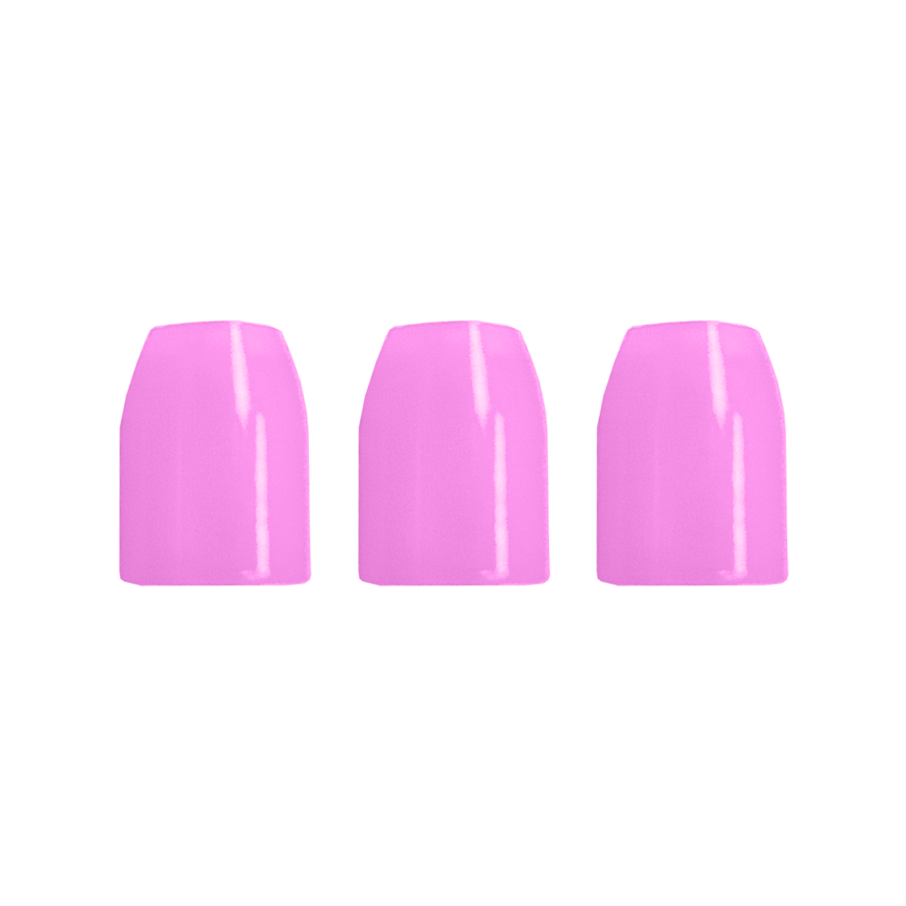 Das Bild zeigt drei nebeneinander stehende künstliche Fingernägel. Sie sind alle in einem glänzenden Pink lackiert.