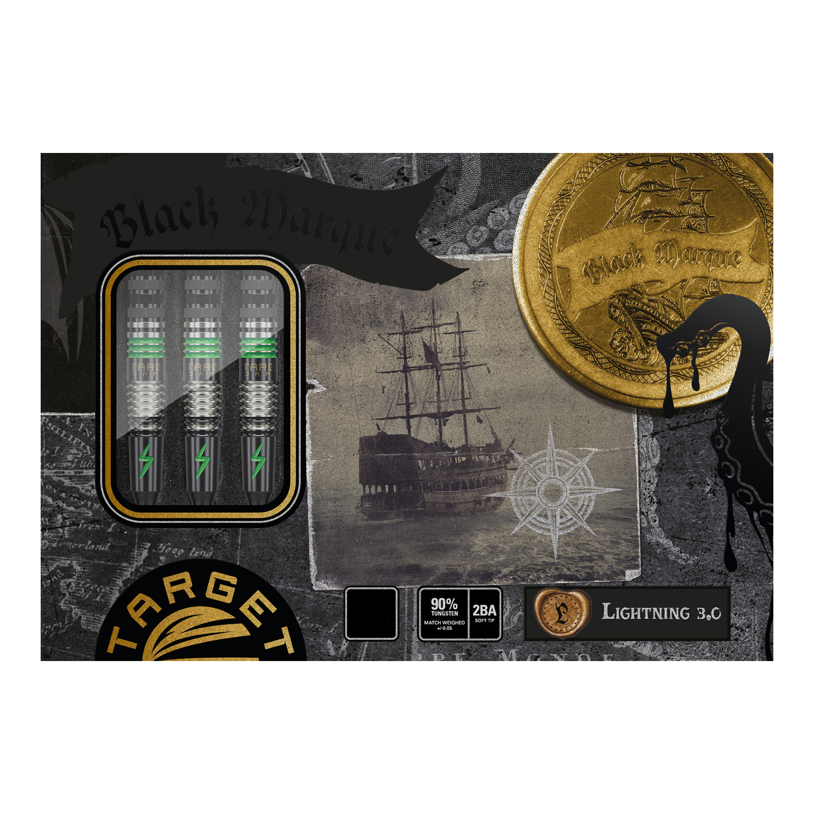 Target Japan Black Marque Lightning 3 Soft Darts - 19g Das Bild zeigt die Verpackung der Target Japan Black Marque Lightning 3 Softdarts mit 19 Gramm Gewicht. Auf der Verpackung sind drei Dartpfeile, ein altes Schiff und ein goldener Münz-Aufdruck abgebildet.