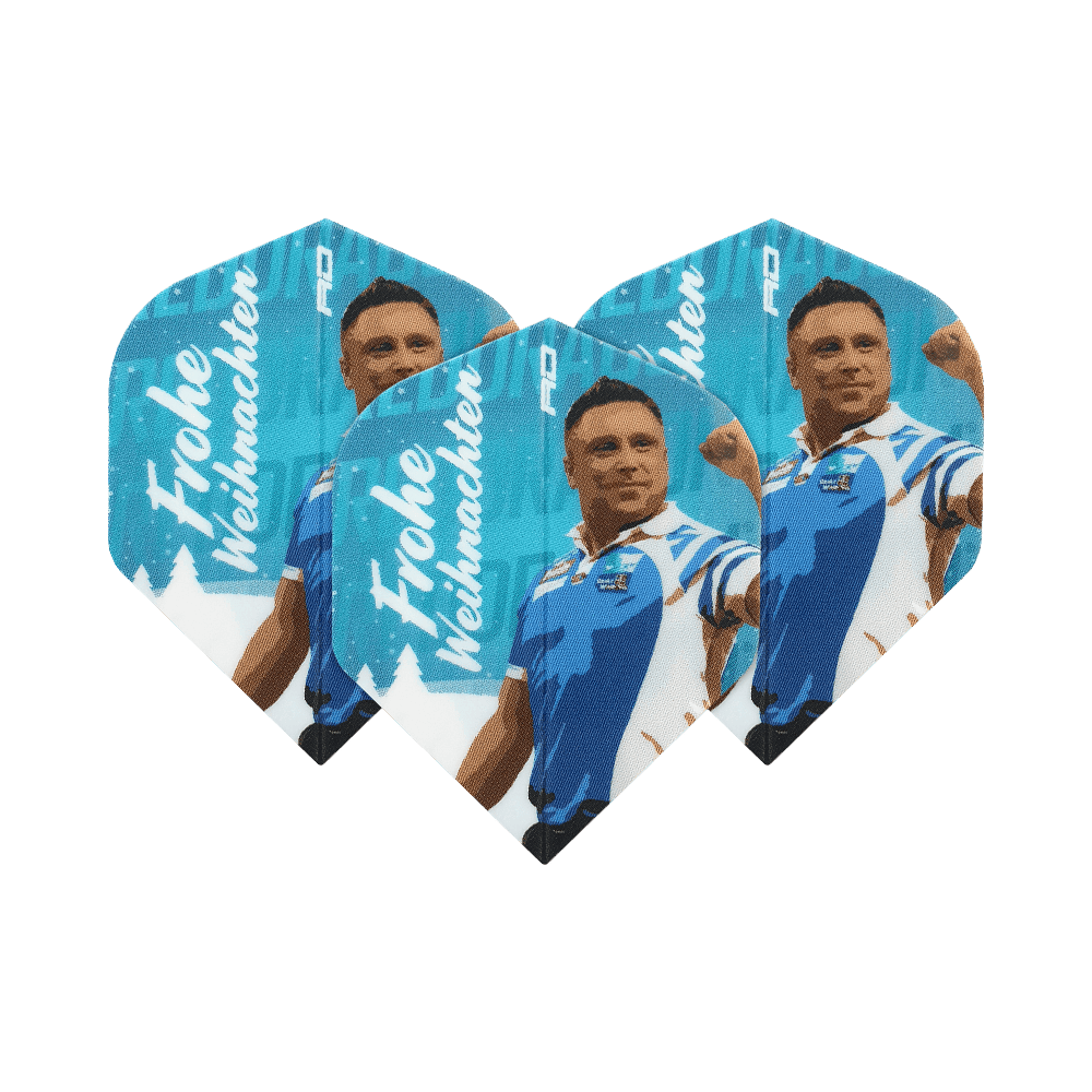 WF-8_Red_Dragon_Merry_Christmas_Flights_Gerwyn_Price_Blue_1IwOefjlvUdjYI Auf dem Bild sind drei blaue Dart-Flights mit dem Motiv eines Sportlers und der Aufschrift "Frohe Weihnachten" zu sehen. Die Flights sind ein Produkt namens "Red Dragon Merry Christmas Flights Gerwyn Price Blue".