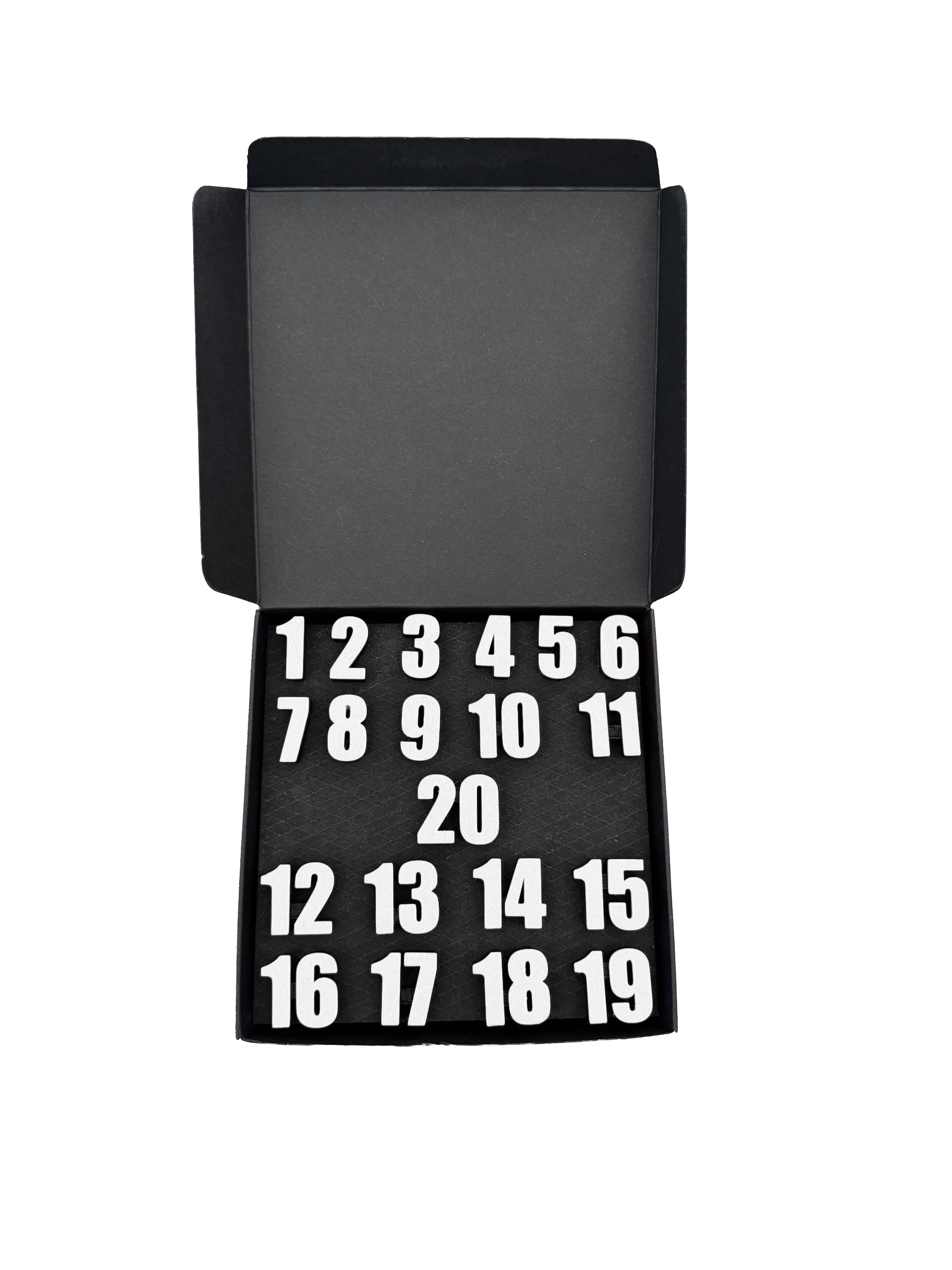 McDart Dartboard Number Rings / Number Ring Classic Das Bild zeigt eine Box mit dem Namen 'classic wei box'. Die Verpackung ist deutlich und das Produkt steht im Mittelpunkt.