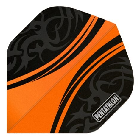 P185-PNT0177 Das Bild zeigt einen Dartflight mit dem Namen "Pentathlon Flights P185". Er hat ein schwarzes und orangefarbenes Design mit auffälligen Mustern und dem Schriftzug "Pentathlon".