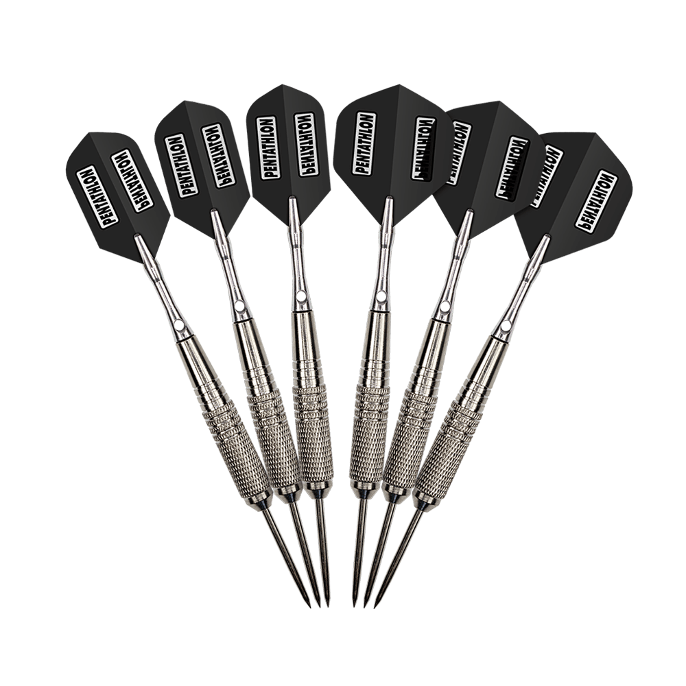 MCST-5_McDart_12er_Steeldarts_3 Auf dem Bild sind zwölf Steeldarts der Marke McDart zu sehen. Die Darts haben silberne Spitzen und schwarze Flights.