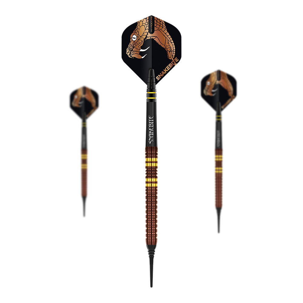 Red Dragon Peter Wright Copper Fusion Soft Darts - 20g Das Bild zeigt drei Softdarts des Modells „Red Dragon Peter Wright Copper Fusion“ mit 20 Gramm Gewicht. Die Flights sind mit einem Schlangenkopf und dem Schriftzug „Snakebite“ verziert.