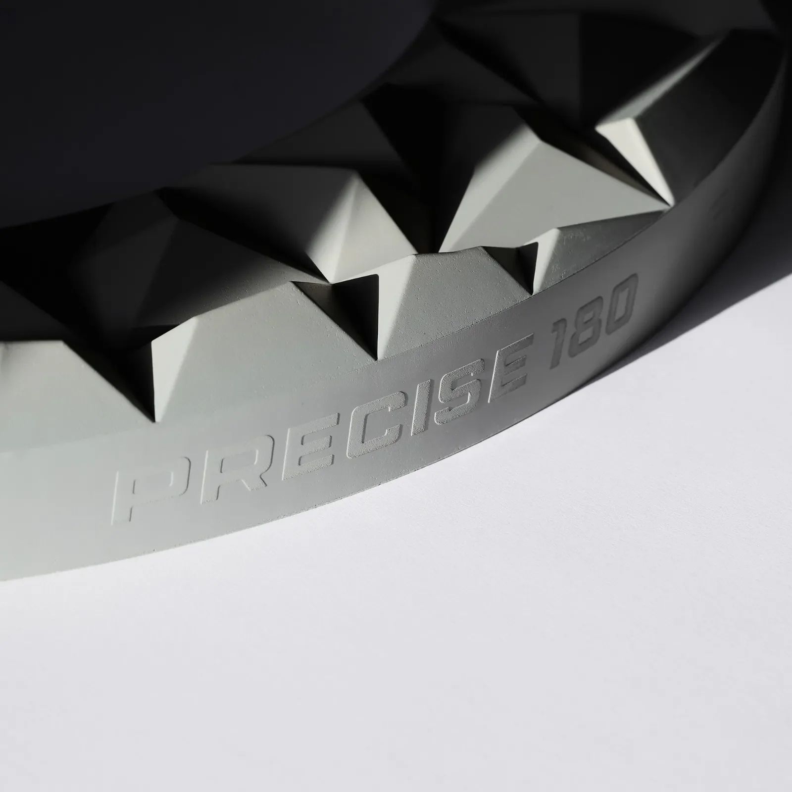 Abgebildet ist das Precise 180 3D Dartboard Surround Subterra in der Farbe Nordic Grey. Es dient als schützendes und dekoratives Element für Dartscheiben.