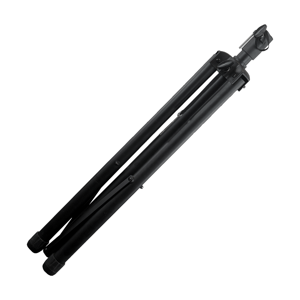 1702_McDart_Hybrid_2_Pro_Dartboardst-nder_6 Auf dem Bild ist ein zusammengeklappter, schwarzer Ständer zu sehen. Es handelt sich um den McDart Hybrid Pro Tripod Dartboardständer.