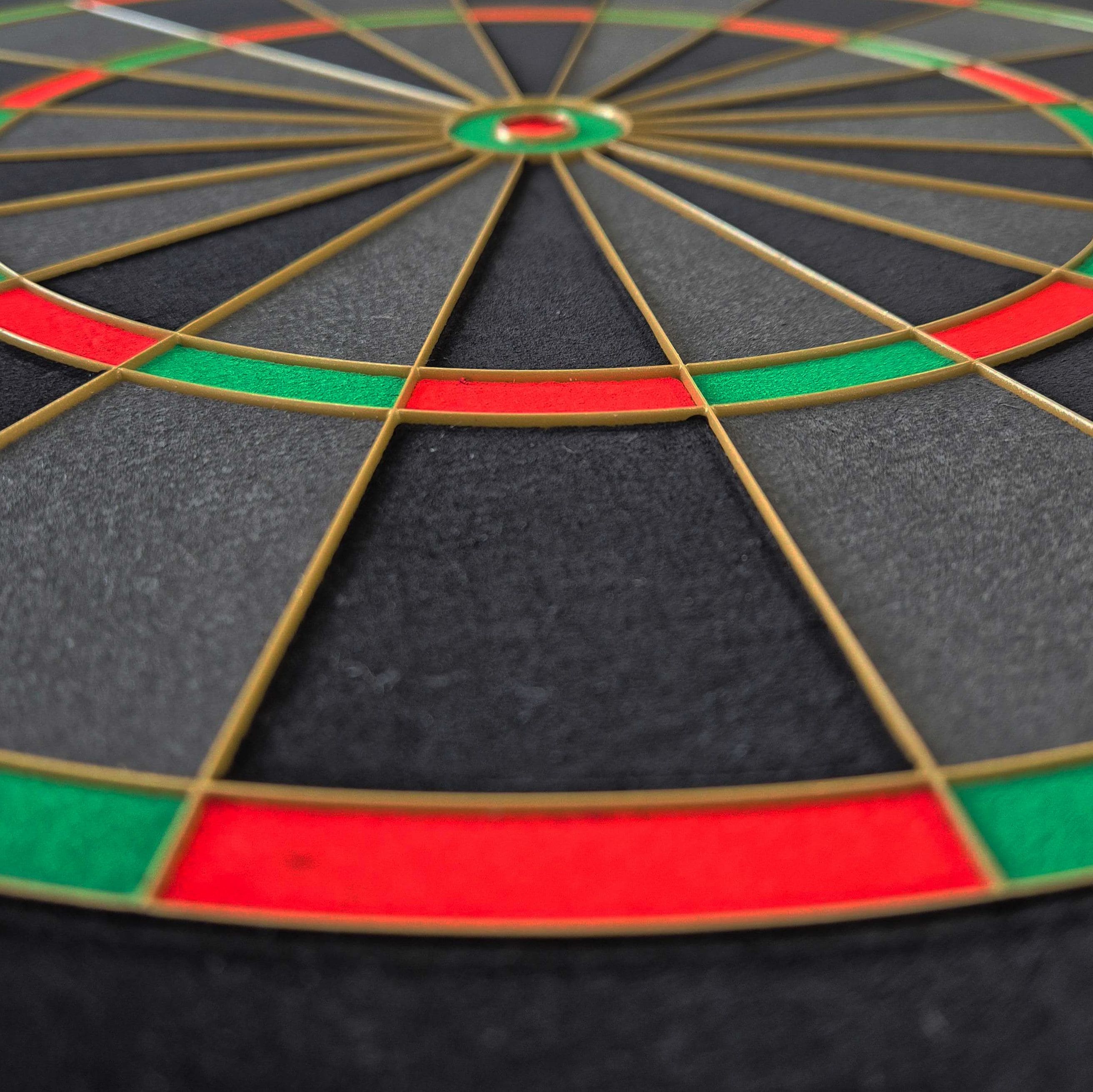 Bulls NL Advantage Black Edition steel dartboard Hier findet sich eine weitere Ansicht des BullsNL Advantage Black Edition Steeldartboards. Das Produkt ist von einer anderen Seite präsentiert.