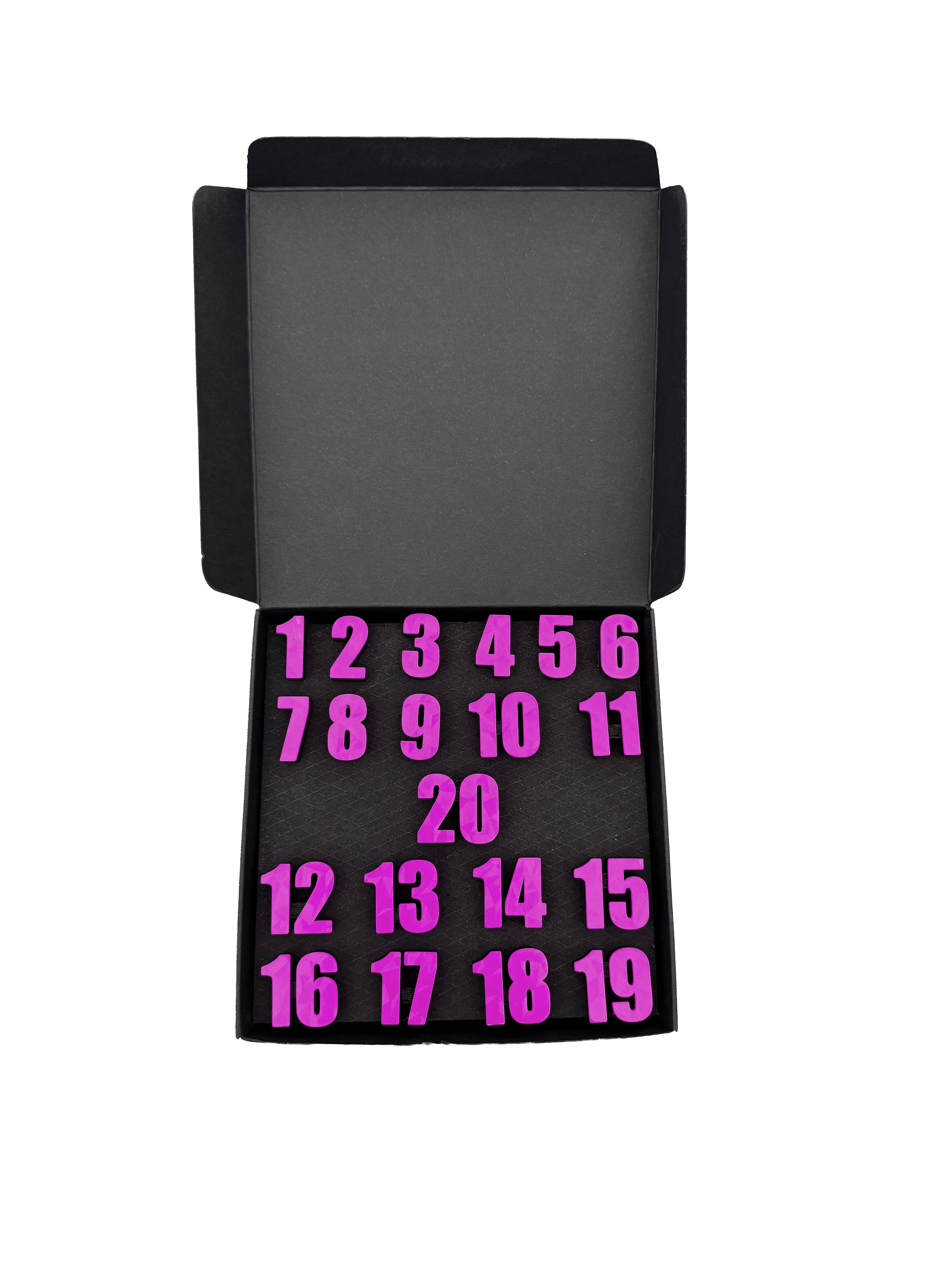 McDart Dartboard Number Rings / Number Ring Classic Eine klassische lila Box ist abgebildet. Die Schachtel ist einfach gestaltet und hebt sich farblich hervor.
