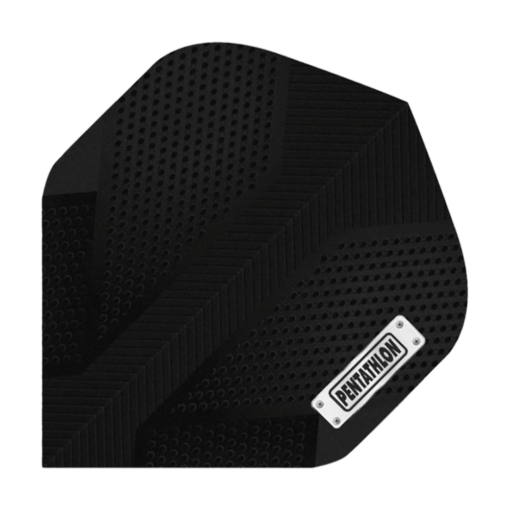 P59_Pentathlon_Carbon_Black_Standard_Flights_1 Das Bild zeigt ein schwarzes Dart-Flight mit strukturiertem Muster. In der unteren Ecke befindet sich ein silbernes Schild mit der Aufschrift "PENTATHLON".