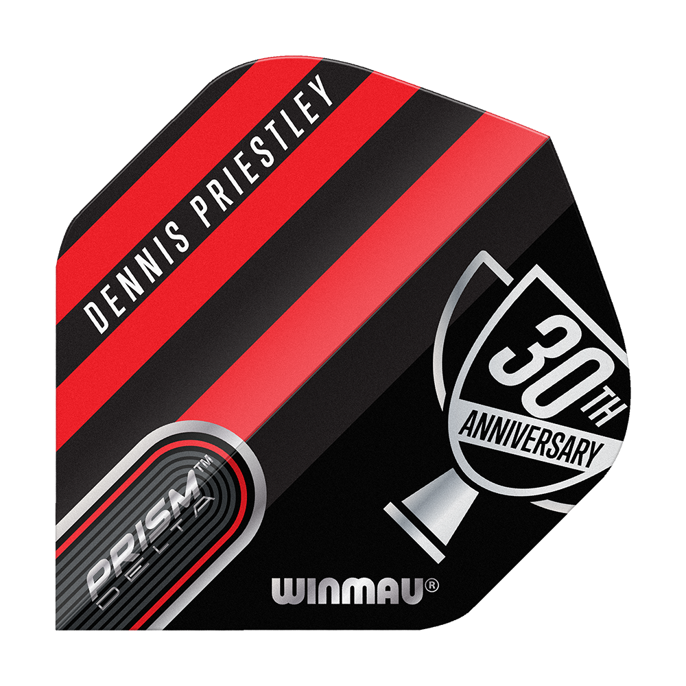 Das Bild zeigt ein Dart-Flight mit dem Namen "Dennis Priestley" und einem schwarz-roten Design. Auf dem Flight steht zudem "30th Anniversary" und "Winmau Prism Delta".