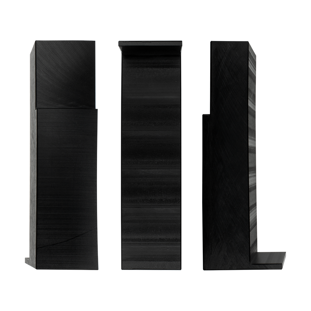 MC_Scolia_Abstandshalter_zur_Wandmontage_2 Auf dem Bild sind drei schwarze Abstandshalter für die Wandmontage zu sehen. Sie sind für das Produkt "Scolia Home 1" konzipiert.