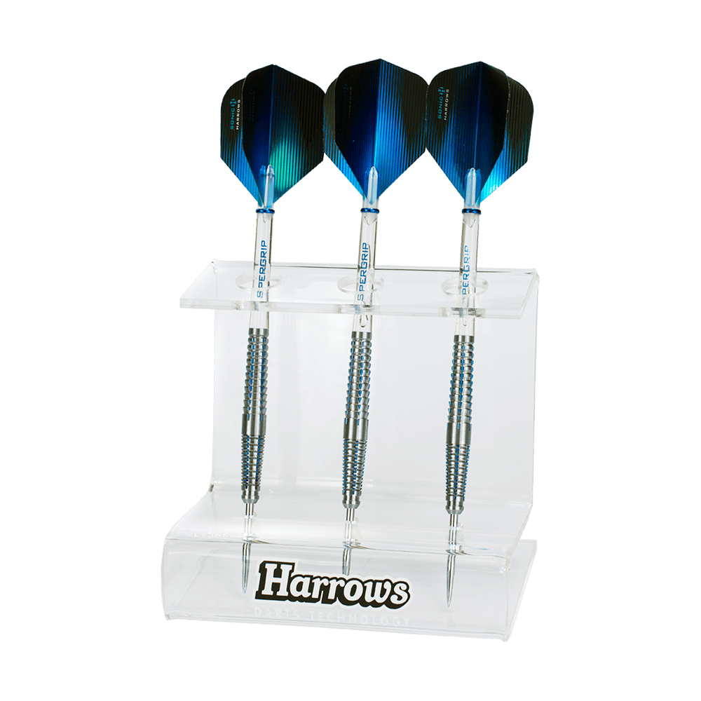 Harrows_Darts_Display_Dartst-nder_3er Das Bild zeigt den Harrows Darts Display Dartständer mit drei aufrecht stehenden Darts. Der Ständer ist aus transparentem Material und trägt das Harrows-Logo auf der Vorderseite.