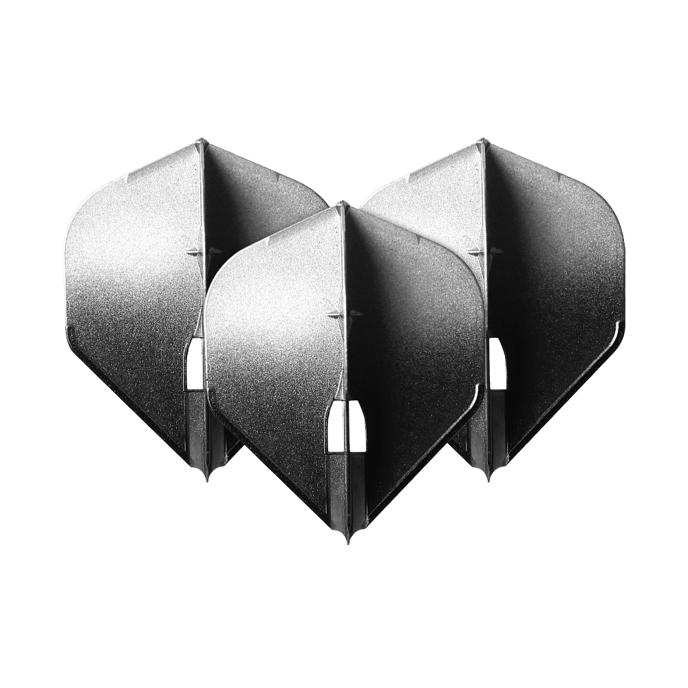 Auf dem Bild sind drei silberfarbene Dart-Flights in Pfeilform zu sehen. Die Flights stehen dicht nebeneinander und haben einen metallischen Glanz.