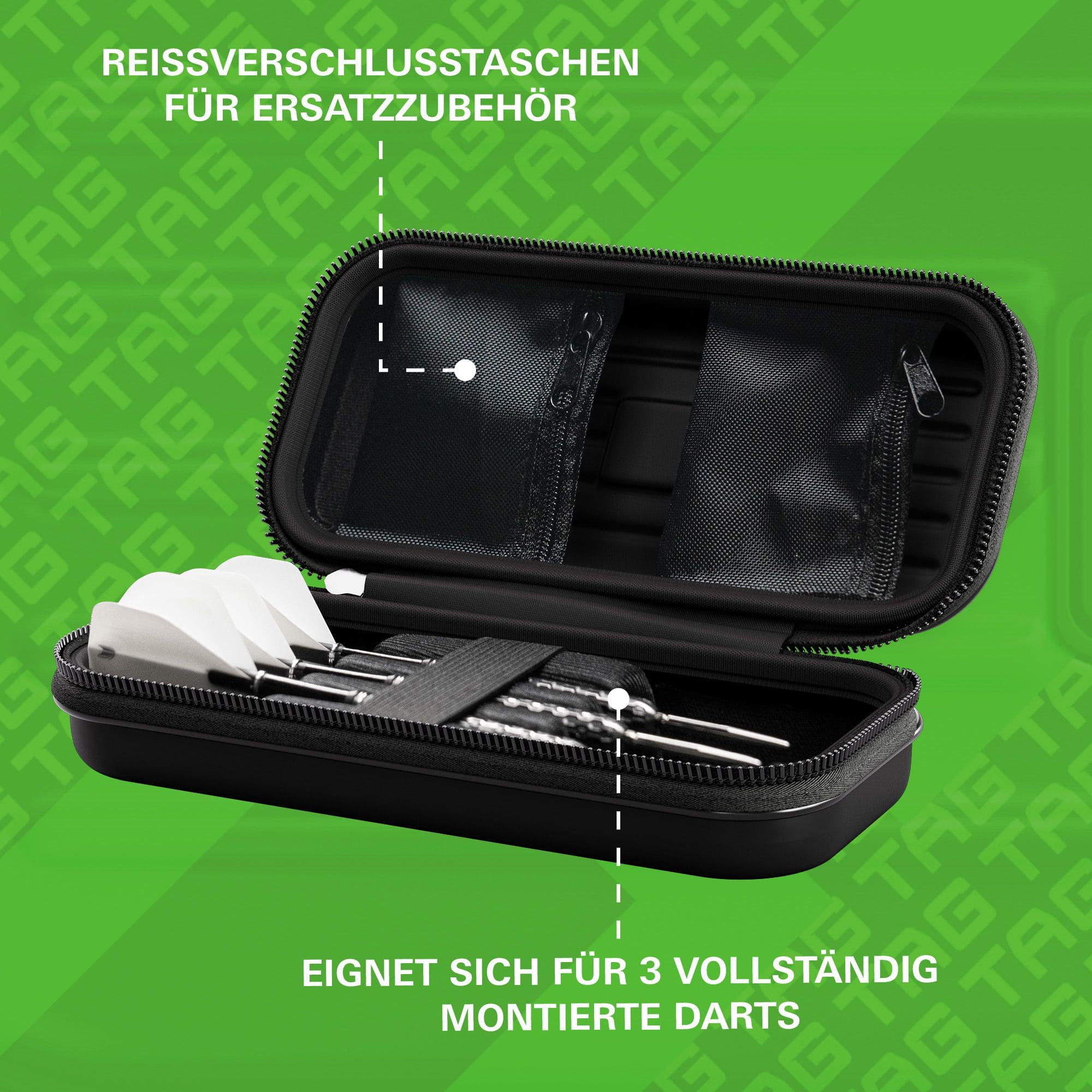 Target Takoma TAG Dartcase Die Abbildung zeigt ein offenes Dartcase mit Reißverschlusstaschen für Ersatzzubehör. Es bietet Platz für drei vollständig montierte Darts.
