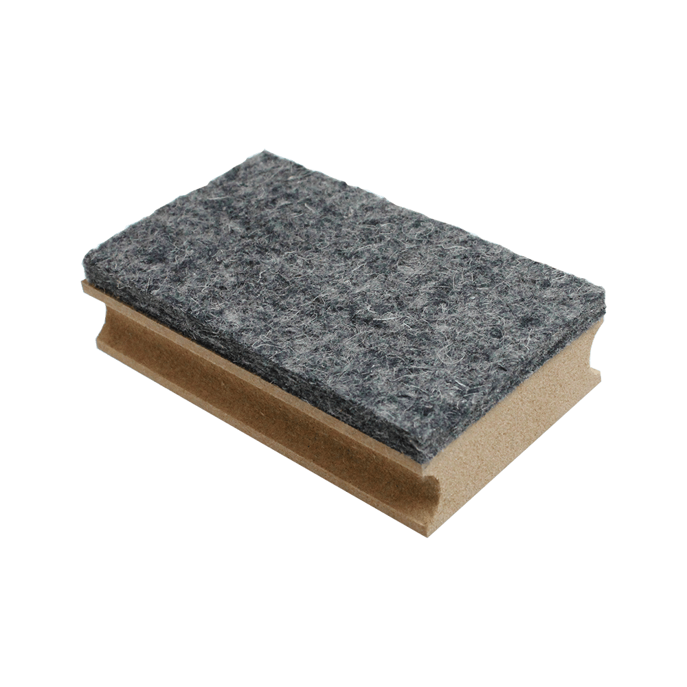 BU67309_BullsNL_Dry_Eraser_Wischschwamm_2 Das Bild zeigt einen Bulls NL Dry Eraser Wischschwamm. Der Wischschwamm hat eine graue Filzoberfläche und einen braunen Griff.