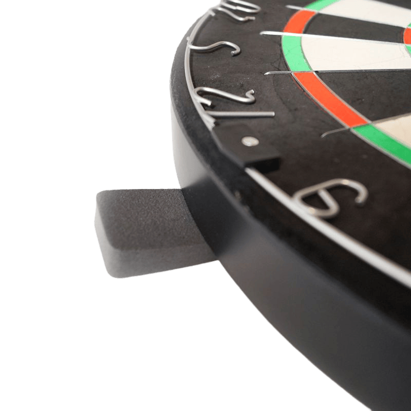 Karella Dartboard BullOut Set including 2 sets of steel darts Hier ist das Karella Dartboard BullOut Set mit zwei Sätzen Steeldarts abgebildet. Das Set eignet sich für Dartspieler aller Erfahrungsstufen.