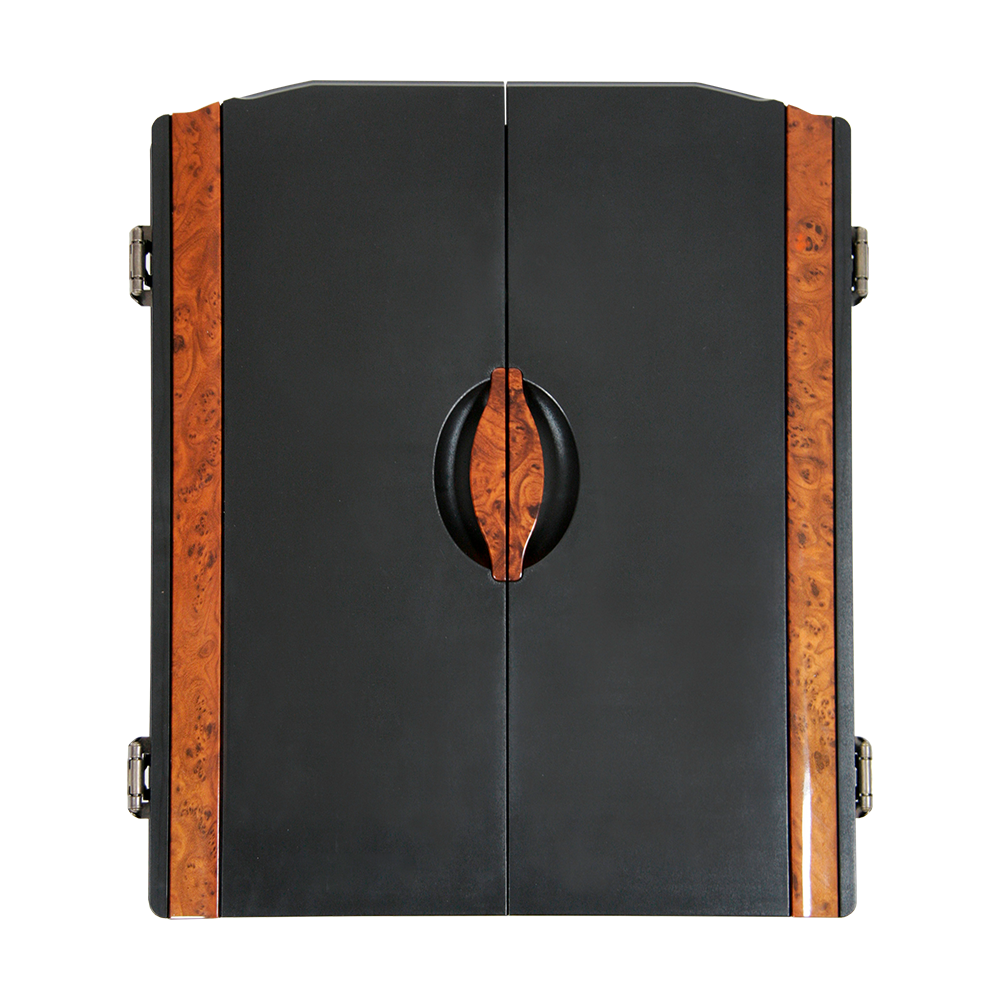 8072_Karella_Elektronische_Dartscheibe_CB90_Turnierausf-hrung_2 Die Abbildung zeigt eine geschlossene schwarze Dartscheibenbox mit braunen Holzakzenten an den Seiten. In der Mitte befindet sich ein Griff zum Öffnen der Türen.