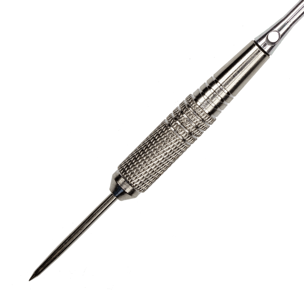 MCST7_McDart_Nickel_Silver_Steeldarts_2 Das Bild zeigt einen McDart Nickel Silver Steeldart. Der Dartpfeil besteht aus silbernem Metall mit einer geriffelten Griffzone für besseren Halt.