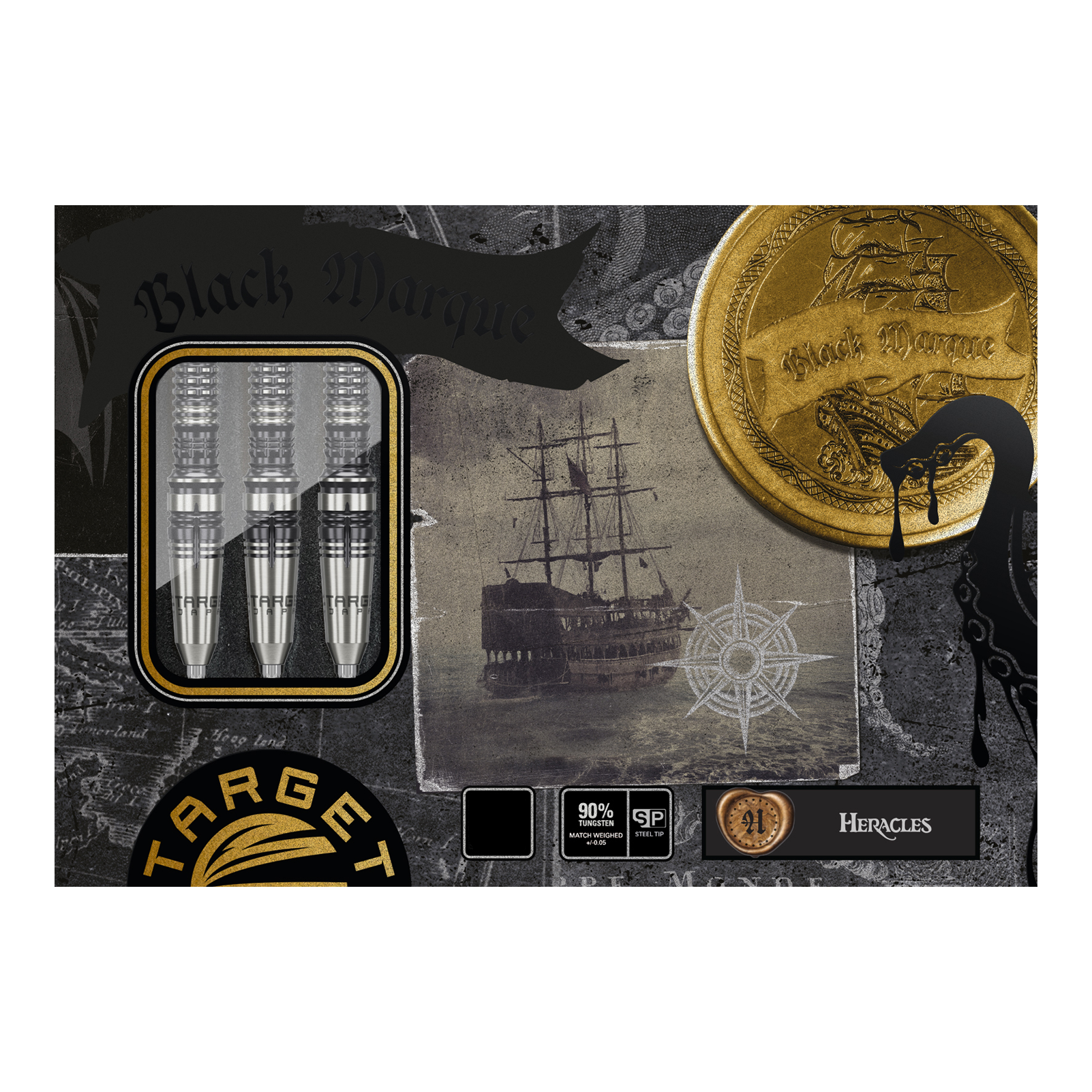 Target Japan Black Marque Heracles Steeldarts Das Bild zeigt die Verpackung der "Target Japan Black Marque Heracles Steeldarts". Auf der Verpackung sind neben den drei Darts auch ein Segelschiff, ein Kompass und eine goldene Münze abgebildet.