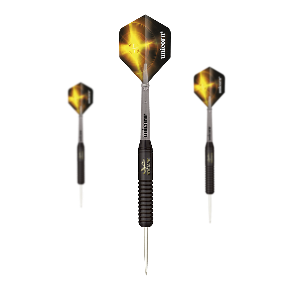 Unicorn Black Brass Gary Anderson V2 Steeldarts Das Bild zeigt drei schwarze Steeldarts der Marke Unicorn Black Brass Gary Anderson V2. Die Flights sind schwarz mit einem gelben Lichteffekt und dem weißen Schriftzug "unicorn".