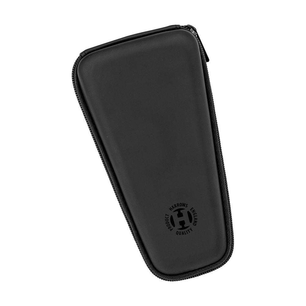 HRT-12275_Harrows_Ace_Dartcase_1 Das Bild zeigt das Harrows Ace Dartcase in Schwarz. Das Dartcase hat ein schlichtes, elegantes Design mit Reißverschluss und dem Harrows-Logo.