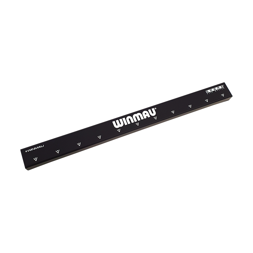 8208_Winmau_Sabre_Oche_Master_1Vi2b8dRa5D72S Das Bild zeigt das Produkt "Winmau Sabre Oche Master", ein schwarzes Messwerkzeug für Dartspieler. Es trägt das Winmau-Logo und ist mit weißen Markierungen versehen.