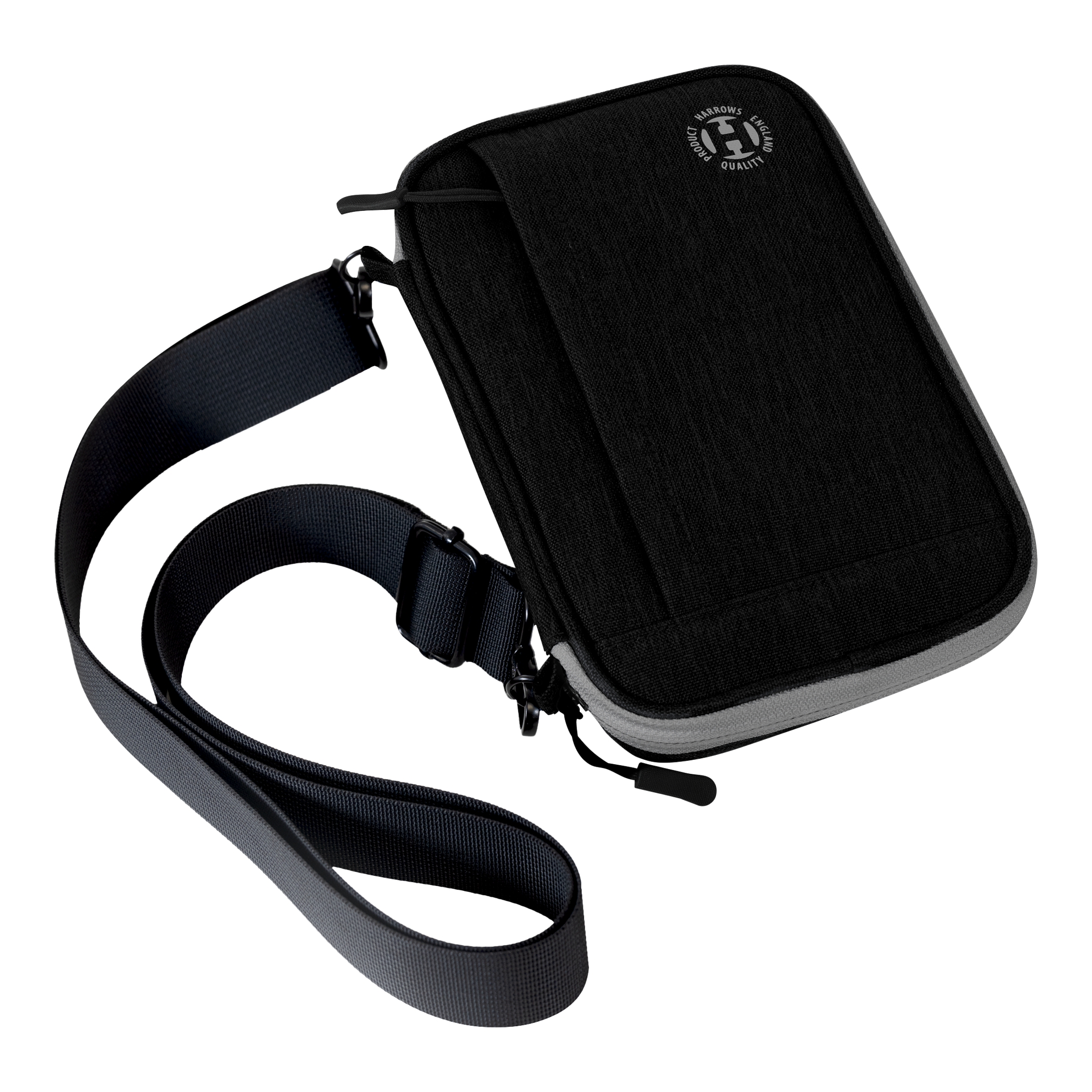 Harrows Smart Case XL dart wallet Dies ist eine schwarze Darttasche mit einem Schultergurt. Sie hat ein kompaktes, rechteckiges Design und einen Reißverschluss.