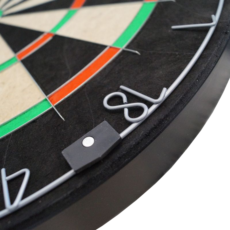 Karella Dartboard BullOut Set including 2 sets of steel darts Das Bild zeigt das Karella Dartboard BullOut Set inklusive zwei Sätzen Steeldarts. Dieses Set ist ideal für Dartspieler und enthält alles, was für den Start benötigt wird.