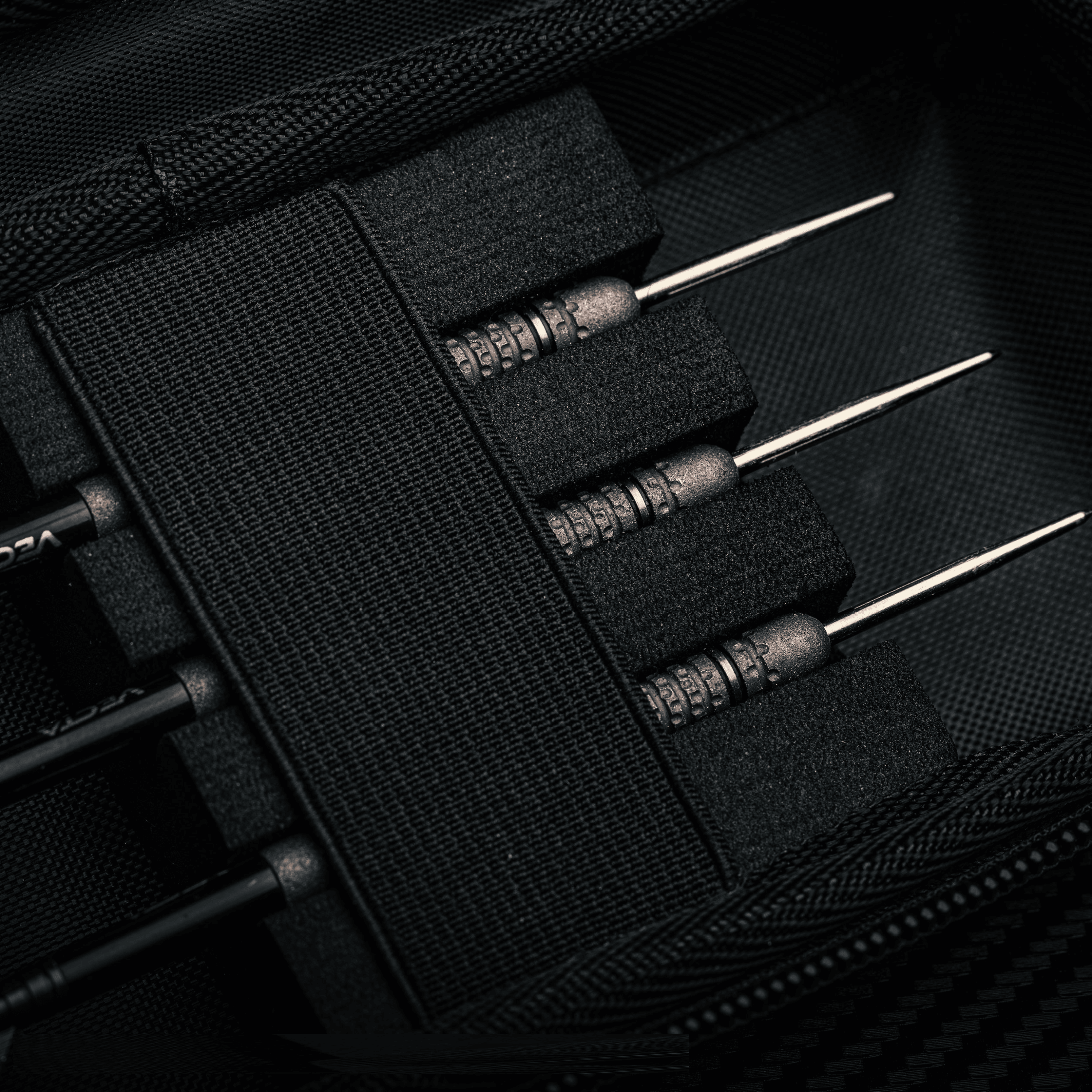 Winmau Armor G1 Michael Van Gerwen dart wallet Das Winmau Armor G1 Michael Van Gerwen Dartwallet ist auf diesem Bild dargestellt. Die Tasche eignet sich ideal für den Transport von Darts.