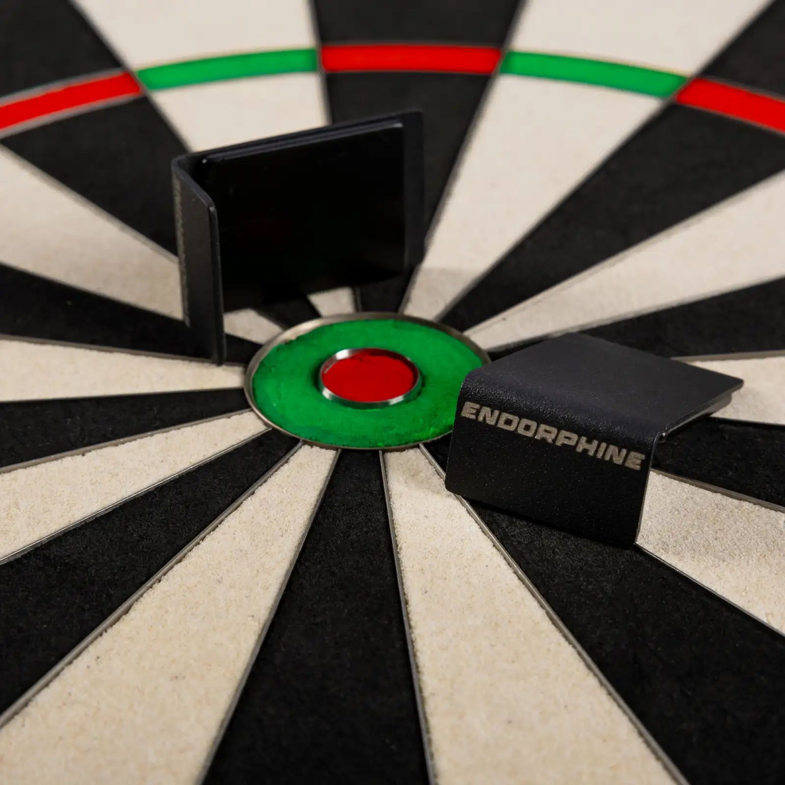 Das Bild zeigt das Precise 180 Endorphine Steeldartboard mit Nummernring in Weiß. Es handelt sich um eine hochwertige Dartscheibe für den Präzisionssport.