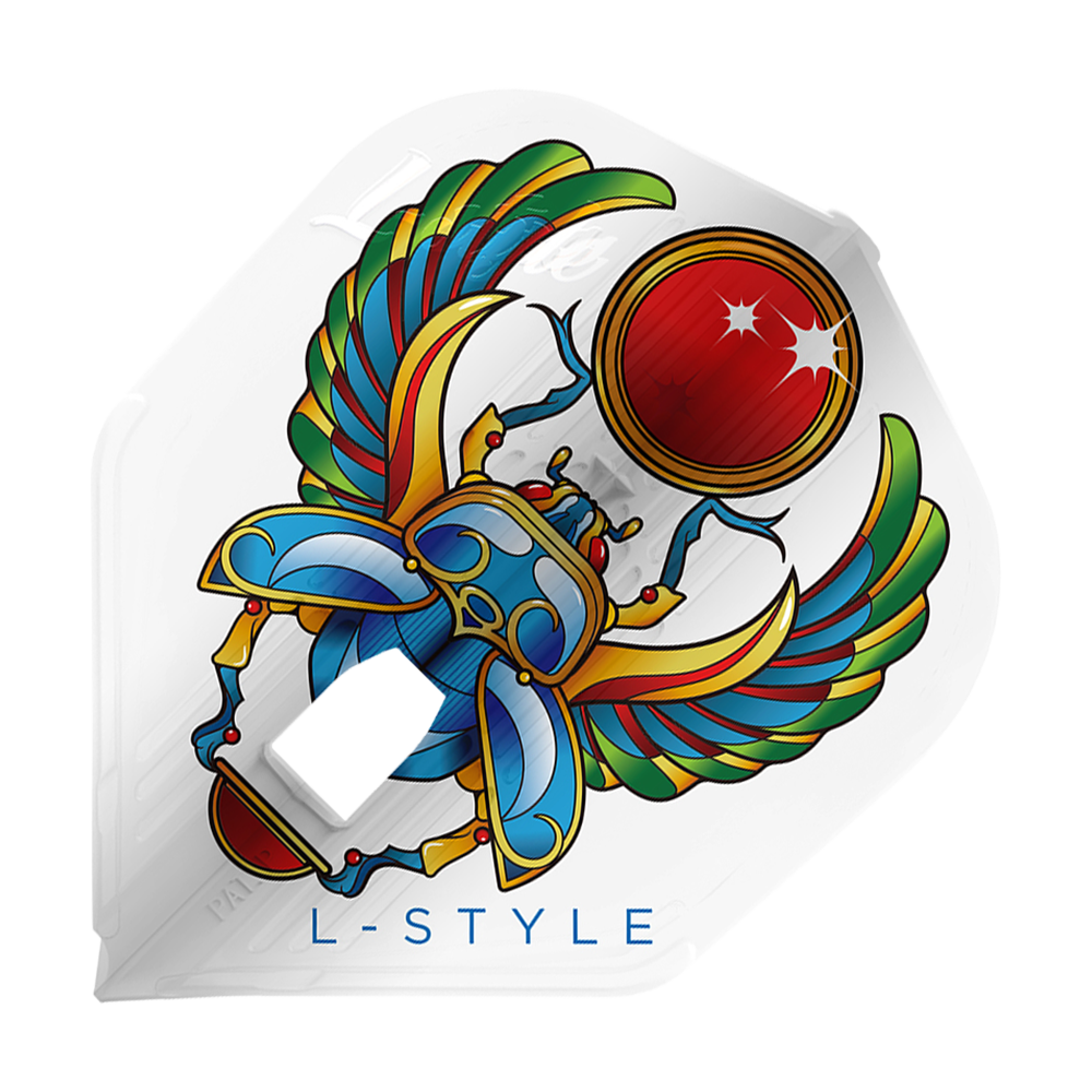 L-Style Anastasia Dobromyslova V3 White L3KAMI Flights Das Bild zeigt ein Dart-Flight mit einem bunten Skarabäus-Design, der eine rote Kugel hält. Unten steht der Text "L-STYLE" auf weißem Hintergrund.