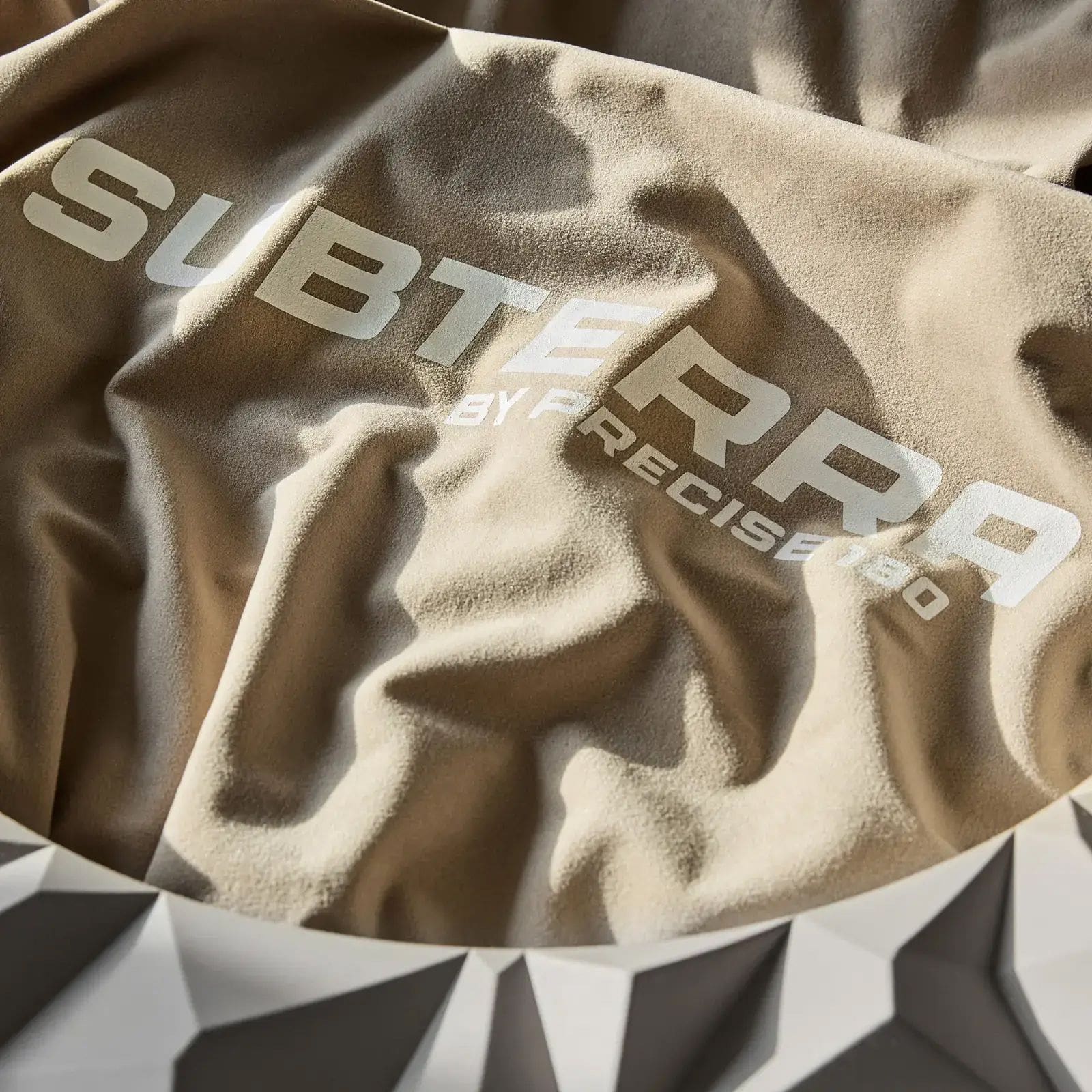 Precise 180 3D Dartboard Surround Subterra - Nordic Grey Das Bild zeigt das Precise 180 3D Dartboard Surround Subterra in der Farbe Nordic Grey. Das Produkt dient als Schutz für die Wand beim Dartspielen.