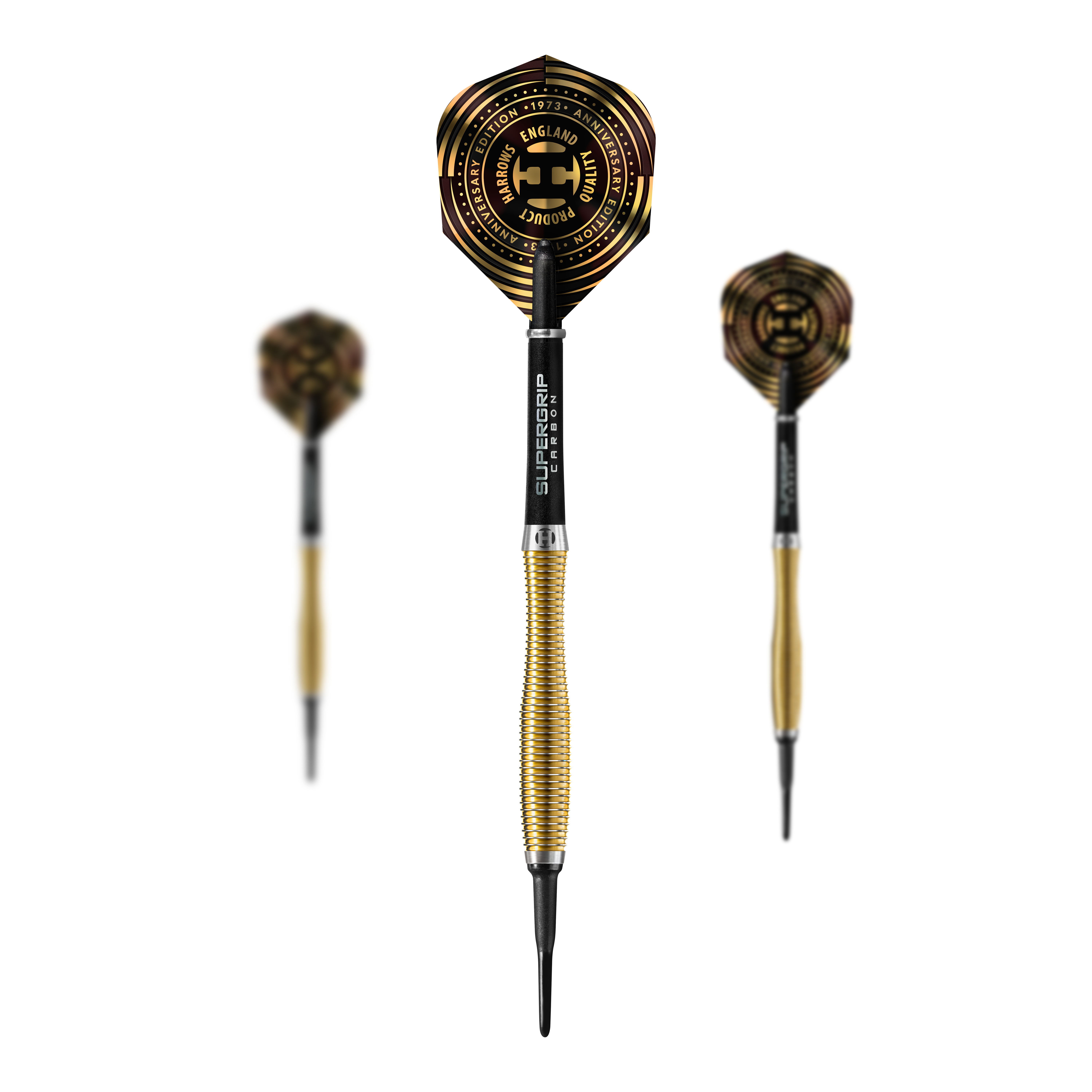 Harrows Anniversary Edition V-Wing Soft Darts - 18g Das Bild zeigt drei gold-schwarze Softdarts der Marke Harrows Anniversary Edition V-Wing mit 18g Gewicht. Die Flights tragen das Harrows-Logo und sind mit einem besonderen Jubiläumsdesign verziert.