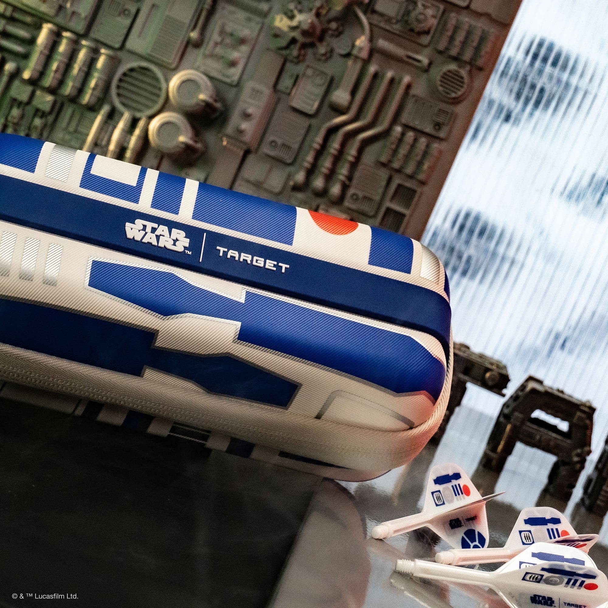 Target Star Wars Boa Dartcase - R2D2 Zu sehen ist das Target Star Wars Boa Dartcase - R2D2. Das Produkt ist ein Dartcase mit R2D2-Motiv.