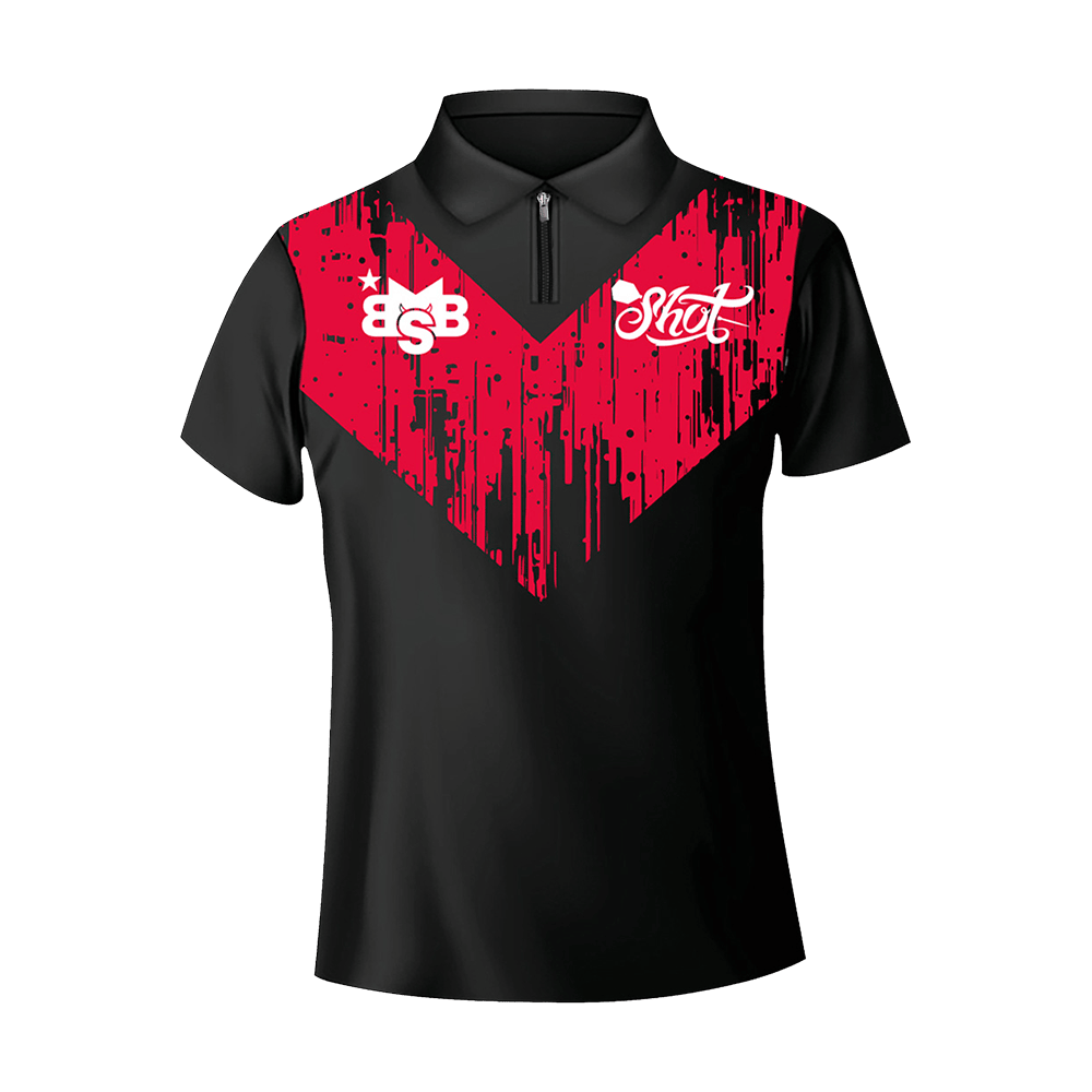 Shot Michael Smith Bully Boy Dartshirt Das Bild zeigt ein schwarzes Dartshirt mit einem auffälligen roten Muster auf der Brust. Auf dem Shirt sind die Logos „BSB“ und „Shot“ zu sehen.