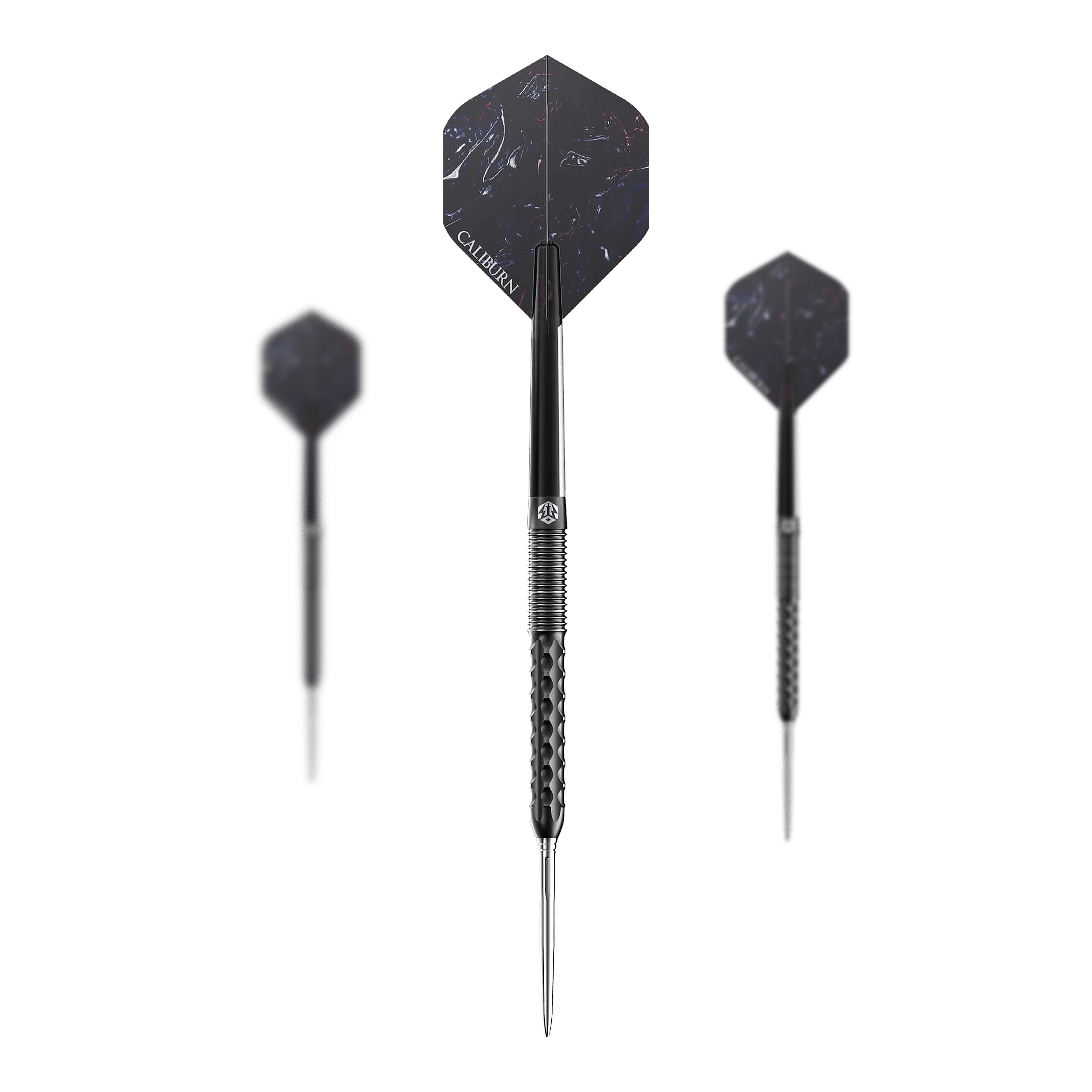 Caliburn Sword S1 steel darts Das Bild zeigt drei Steeldarts des Produkts "Caliburn Sword S1". Die Darts haben eine dunkle Farbe mit hexagonalen Flights und einem strukturierten Griff.