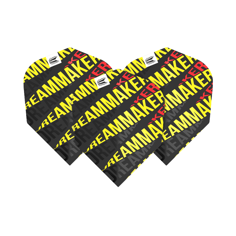 Das Bild zeigt drei Dart-Flights mit dem Schriftzug "DREAMMAKER" in gelber und roter Schrift. Die Flights sind schwarz mit markantem Aufdruck und tragen das Logo von Target.