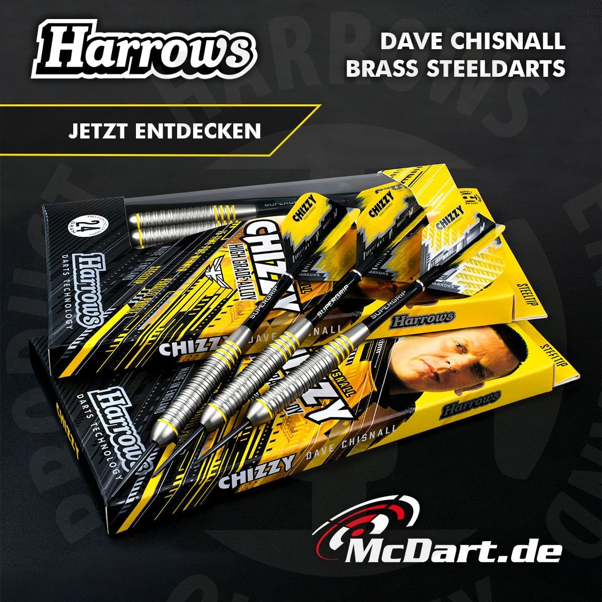 HA24506_Harrows_Dave_Chisnall_Chizzy_Brass_Steeldarts_admedia Das Bild zeigt die Harrows Dave Chisnall Chizzy Brass Steeldarts in einer auffälligen gelb-schwarzen Verpackung. Drei Darts liegen auf der Verpackung, die mit dem Bild von Dave Chisnall sowie dem Harrows-Logo versehen ist.