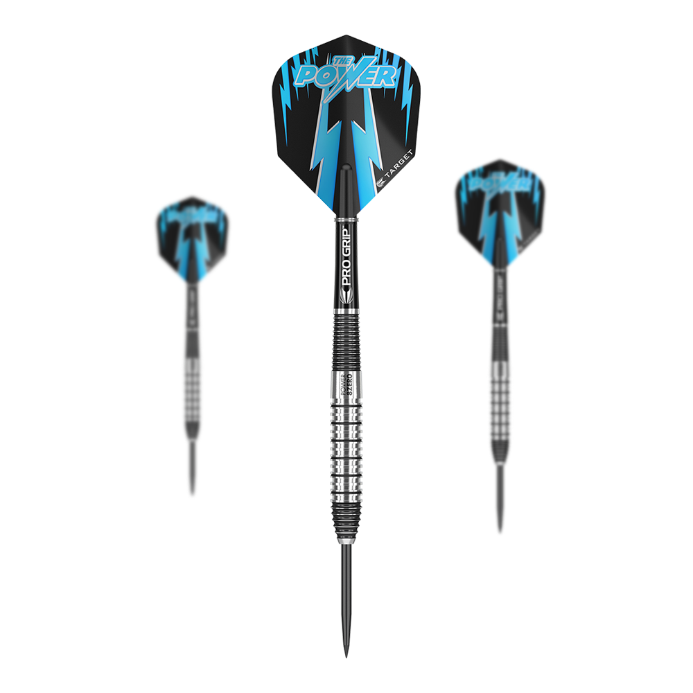 Target Phil Taylor Power 8Zero 2 steel darts Das Bild zeigt drei Steeldarts des Produkts "Target Phil Taylor Power 8Zero 2". Die Darts haben schwarze und blaue Flights mit dem Schriftzug "The Power" und silberne, griffige Barrels.