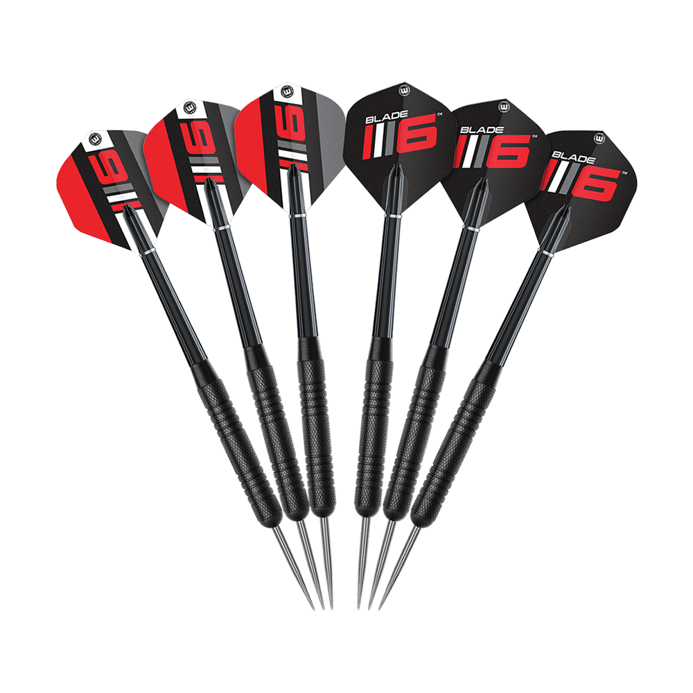 Winmau Blade 6 Triple Core Set with 2 sets of darts Das Bild zeigt das Winmau Blade 6 Triple Core Set mit 2 Sets Darts. Das Produkt beinhaltet eine hochwertige Dartscheibe mit zwei Dart-Sets.