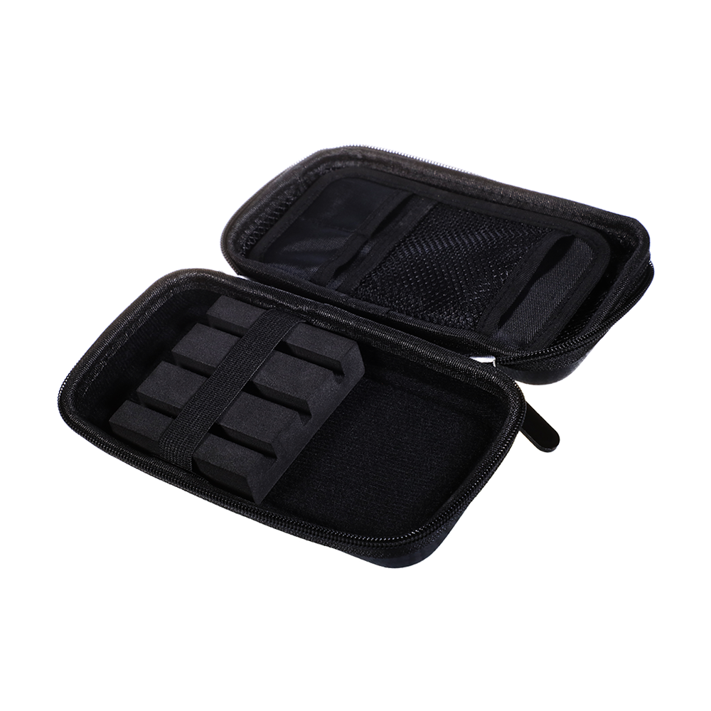 8334_Winmau_Blade6_Dartcase_2 Dies ist das Winmau Blade 6 Dartcase, das speziell für den sicheren Transport von Darts entwickelt wurde. Das Etui verfügt über Schaumstoffeinsätze und ein Netzfach zur praktischen Aufbewahrung von Zubehör.