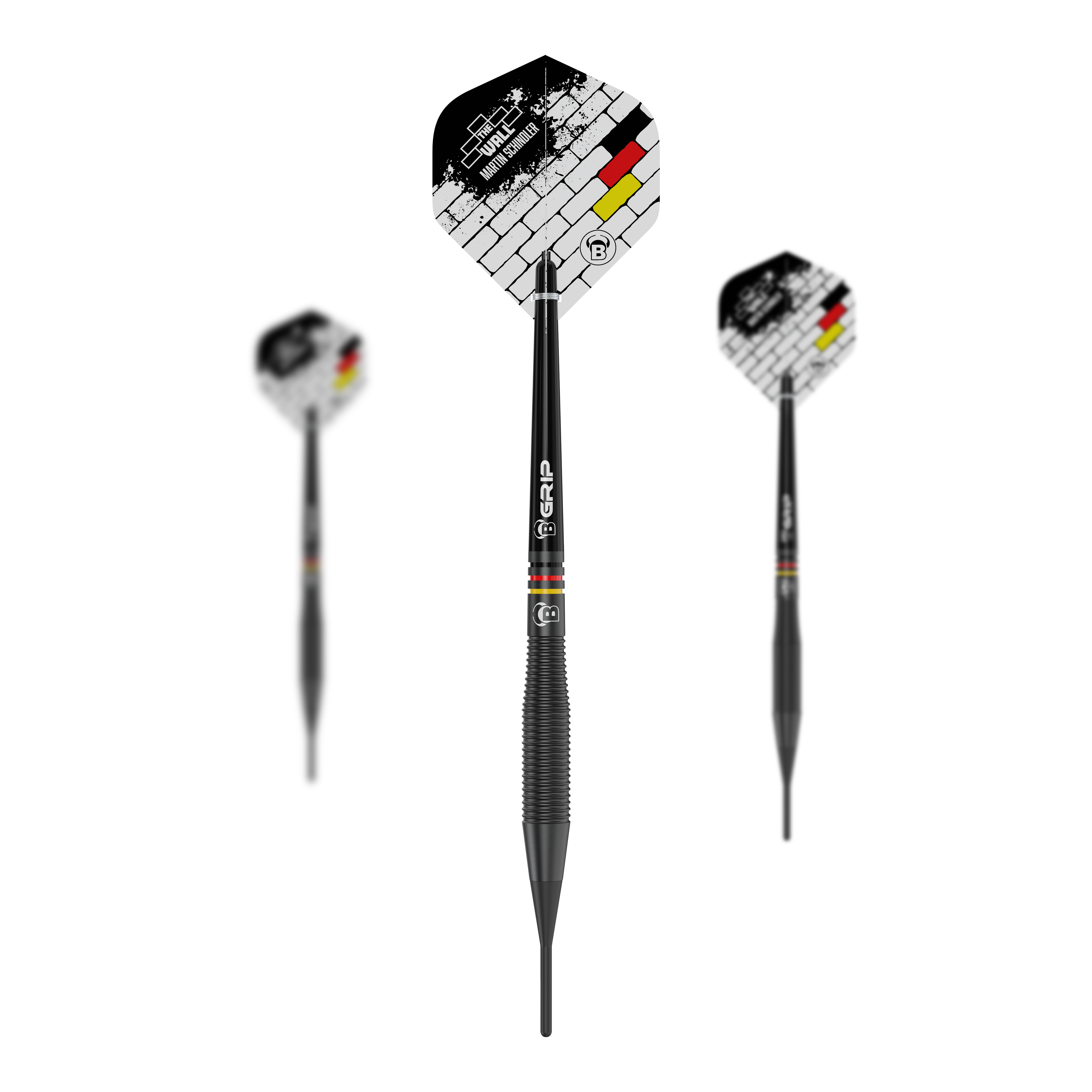 Bulls Martin Schindler The Wall Black Brass Softdarts - 18g Auf dem Bild sind drei Softdarts des Modells „Bulls Martin Schindler The Wall Black Brass“ mit 18g zu sehen. Die Flights zeigen ein Ziegelmuster und die Farben der deutschen Flagge.