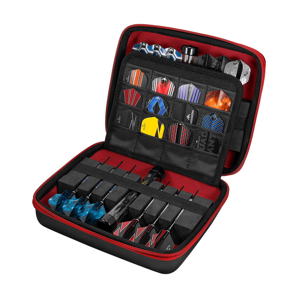 Mission Luxor Dart Wallet Das Bild zeigt ein geöffnetes Dart-Set in einer schwarzen und roten Hülle. Darin sind mehrere Darts und verschiedene Dart-Flights ordentlich verstaut.