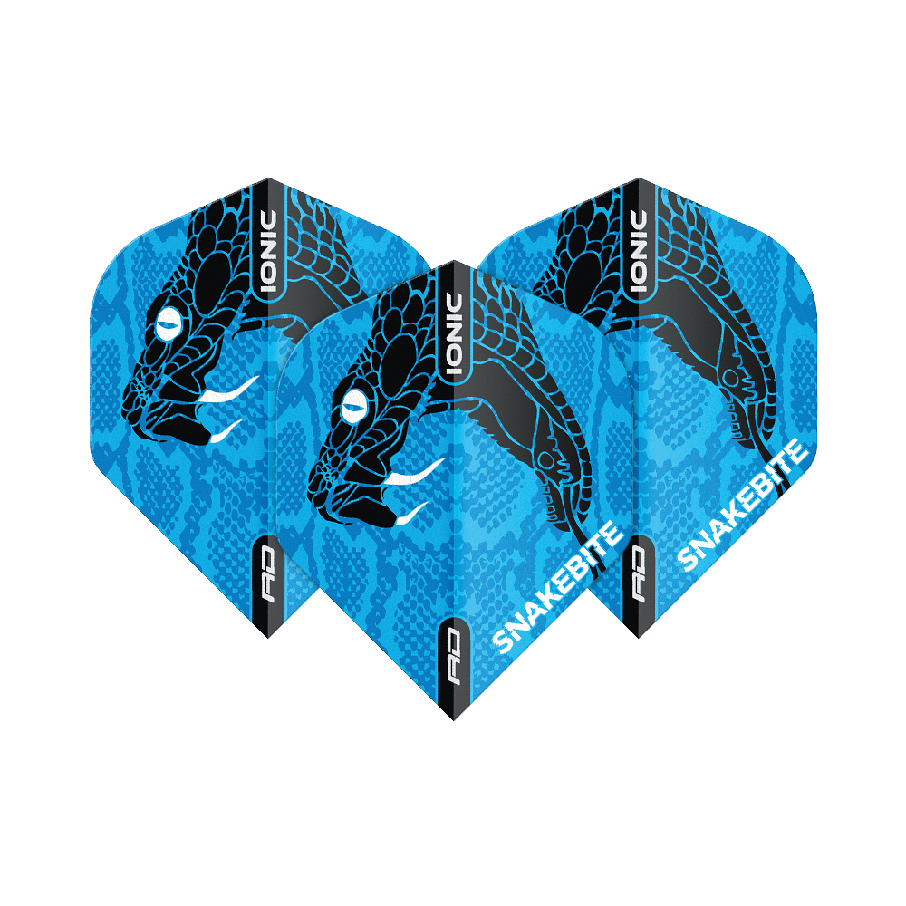 Auf dem Bild sind drei blaue Dart-Flights mit einem schwarzen Schlangenkopf-Design zu sehen. Auf den Flights stehen die Worte „IONIC“ und „SNAKEBITE“.